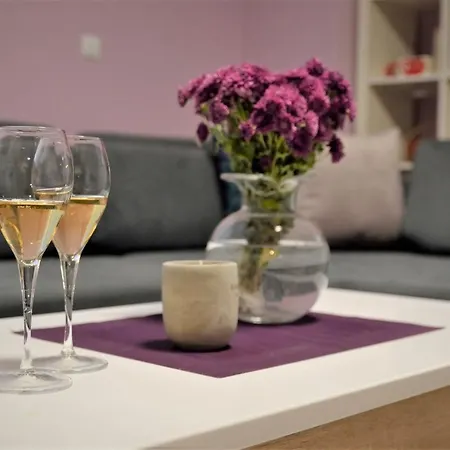 Heart Of The - 75sqm - Free Parking Apartment *