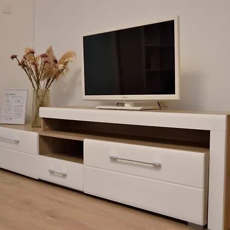 Heart Of The - 75sqm - Free Parking *