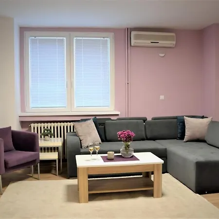 Heart Of The - 75sqm - Free Parking *